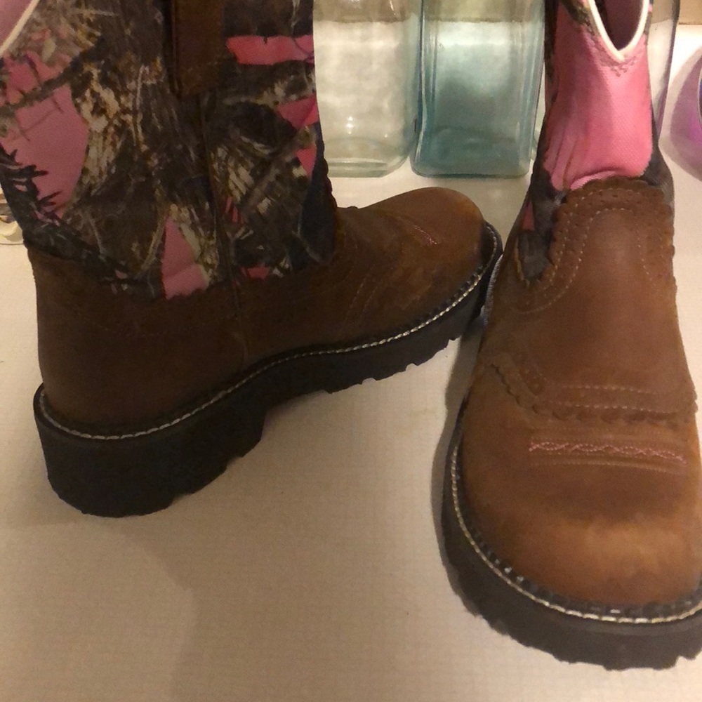 Ariat women’s pink camouflage boots. Size 10B